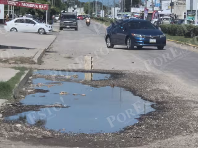 Vecinos denuncian descargas de aguas sucias sobre la avenida Colosio en Champotón.