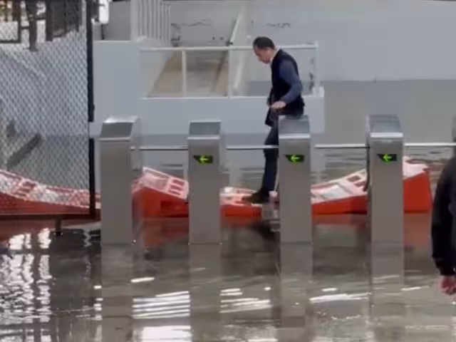 El STC confirmó que Hangares ya opera normalmente tras labores de desagüe y reiteró que la circulación de trenes es continua