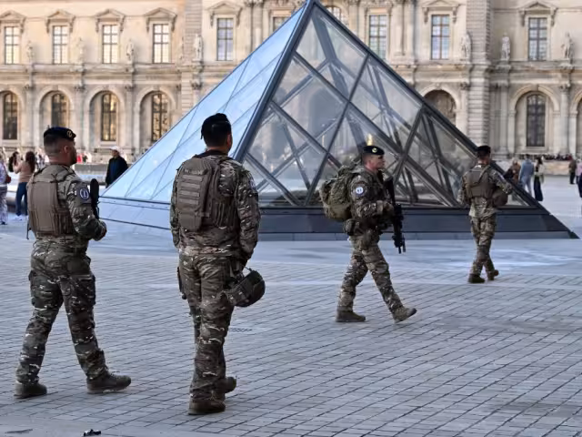 El robo fue ejecutado en apenas cuatro minutos, en plena luz del día, utilizando una plataforma elevadora robada días antes