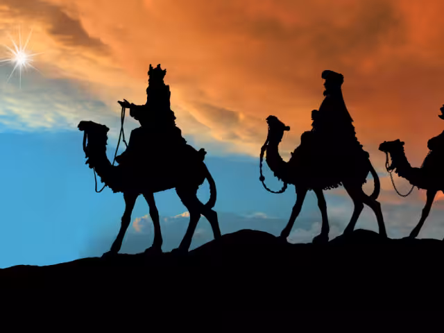 Los niños reciben regalos de los Reyes Magos y las familias se reúnen para partir la tradicional Rosca de Reyes