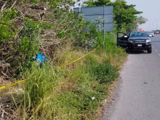 El cuerpo del hombre quedó tendido en el pavimento, mientras que la moto en la que viajaba dentro de la maleza 