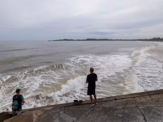 El Centro Nacional de Huracanes de EU advirtió que Erin provocará fuerte oleaje y corrientes marinas peligrosas