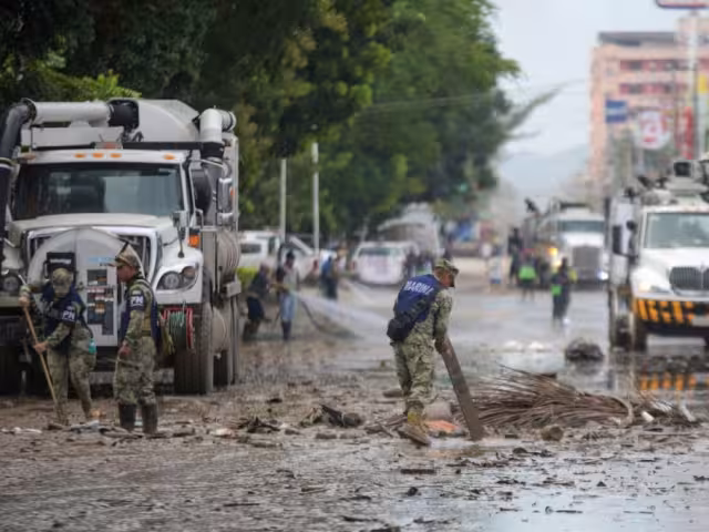 El secretario de Marina, Raymundo Morales Ángeles, destacó los trabajos de limpieza en calles, casas y vialidades