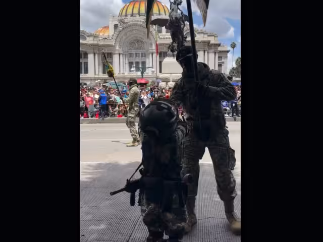 El clip, que ha compartido la Defensa a través de su cuenta de Facebook destaca un acto de empatía y bondad