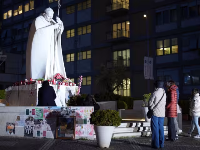 Los reportes de salud señalan que el pontífice ya puede moverse de la cama al sillón en el que permanece buena parte del día