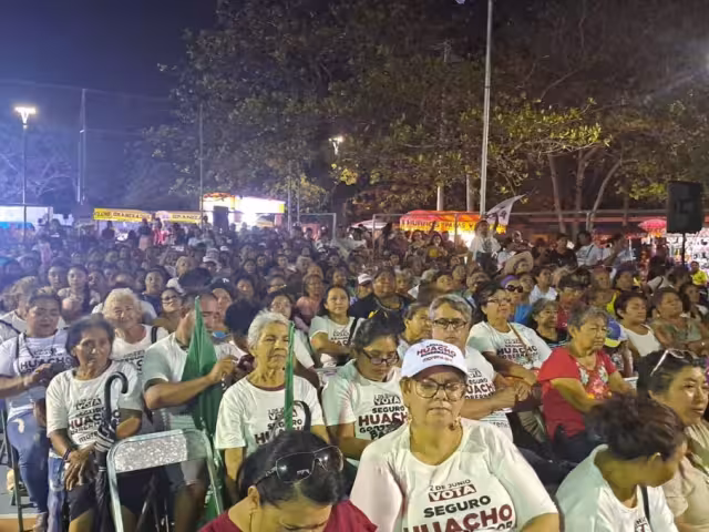 Decenas de simpatizantes abarrotaron el Parque Xoclán Bech para recibir a "Huacho" Díaz Mena