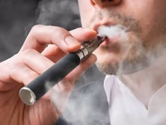 Comisiones del Senado avalan reforma constitucional para prohibir vapeadores.