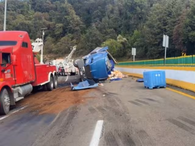 Las autoridades recomiendan a los conductores anticipar sus tiempos de traslado, utilizar rutas alternas y extremar precauciones