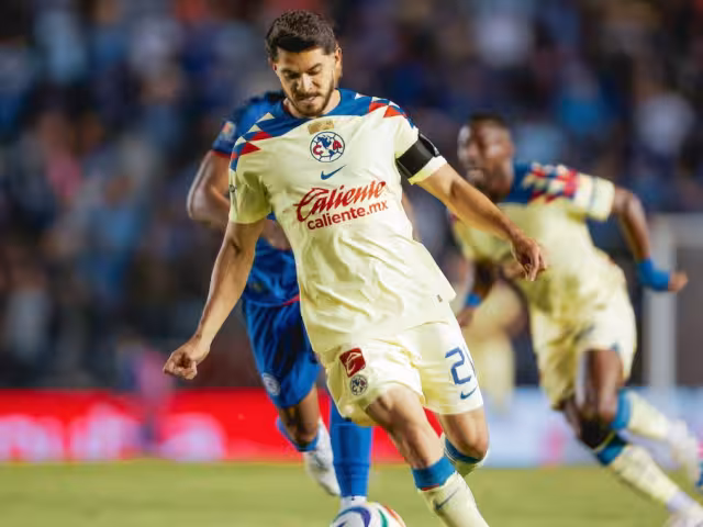 Henry Martín "La Bomba" frente a Cruz Azul