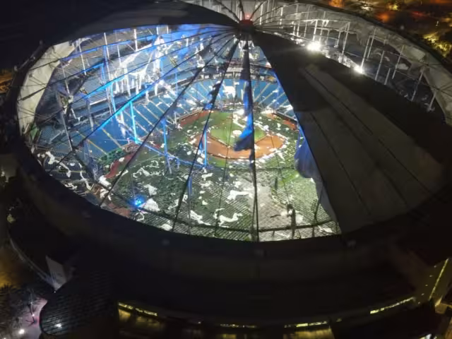 Estadio de las Mantarrayas de Tampa Bay, luego del paso del Huracán Milton