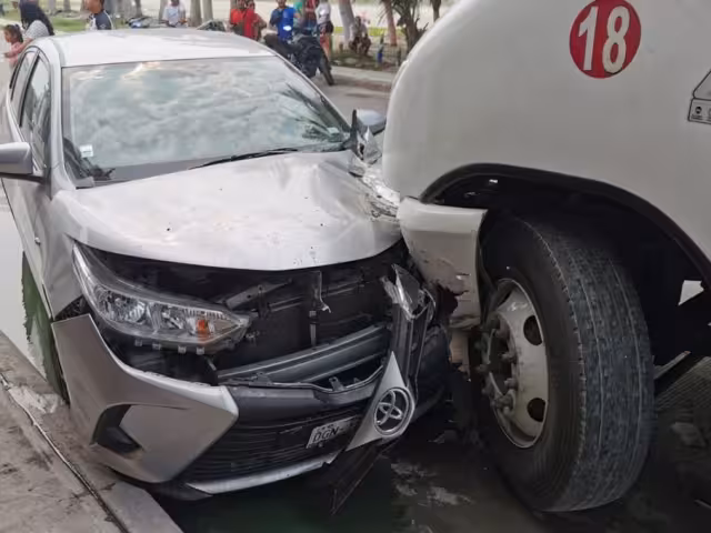 Un automóvil Toyota terminó destrozado en Ciudad del Carmen