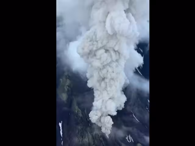 La actividad volcánica se registró la noche del domingo y generó una columna de ceniza de hasta seis kilómetros de altura