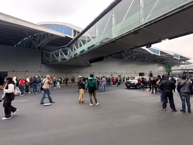 El servicio de transporte público también se ha visto afectado, con el cierre temporal de la estación Boulevard Puerto Aéreo de la Línea 1 del Metro