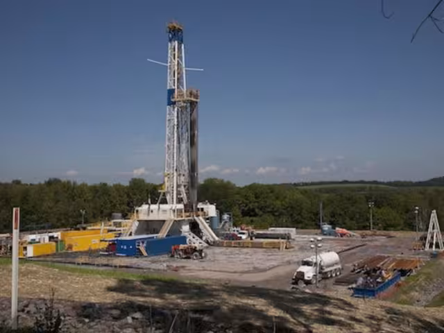 El fracking consiste en perforar pozos profundos e inyectar agua a alta presión con químicos