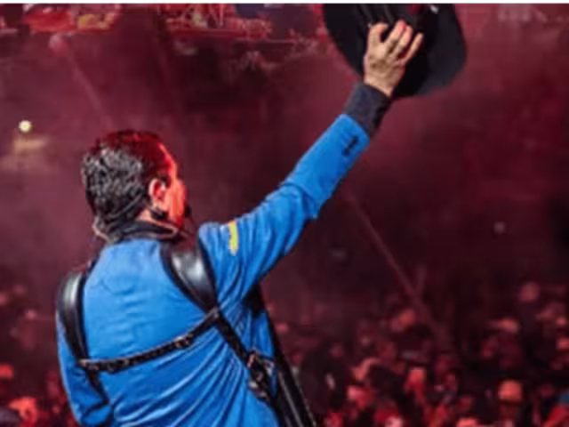 El grupo habría proyectado letras que hacen referencia a personajes vinculados al crimen organizado