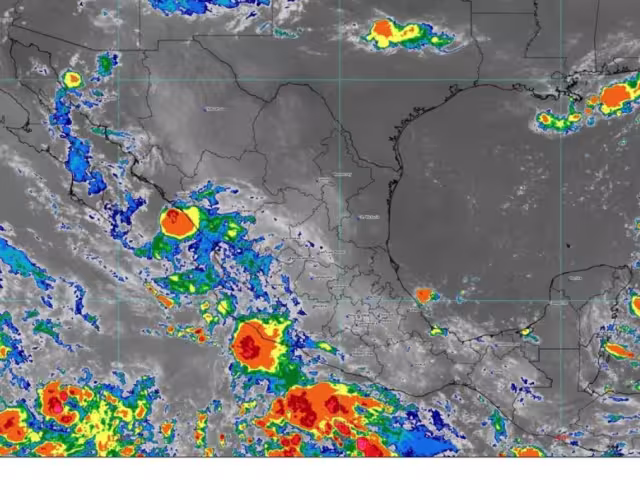 El Huracán Carlotta, categoría 1 en la escala Saffir-Simpson, se encuentra a 1,035 km al oeste-suroeste de Cabo San Lucas, Baja California Sur