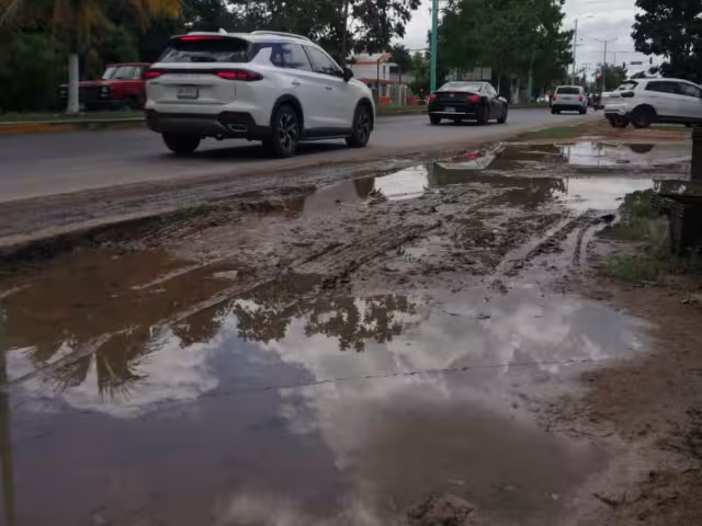 Fuga de mes y medio en la calzada Centenario afecta las ventas de los locatarios, CAPA no atiende las quejas de los afectados