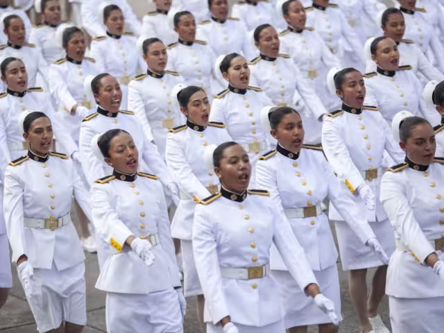 Actualmente, las mujeres representan aproximadamente el 24 por ciento del personal en la institución