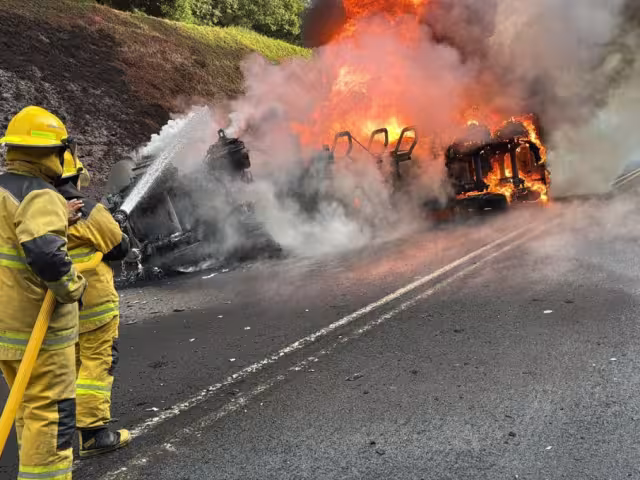 La carga de gasolina y la volcadura originaron el fuego en la unidad. Bomberos realizan la sofocación y el enfriamiento del tanque para eliminar riesgos