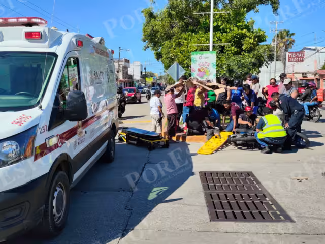 Auto invade preferencia y provoca accidente con motocicleta en la colonia Francisco I. Madero