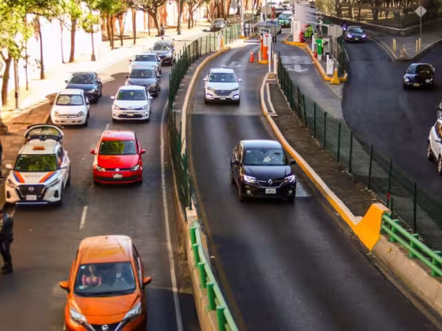 Vehículos con hologramas 0 y 00, autos eléctricos e híbridos, quedan exentos del programa