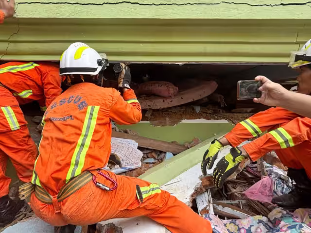 El terremoto también se sintió en países vecinos como Tailandia, donde se reportaron al menos nueve muertos y más de 100 desaparecidos