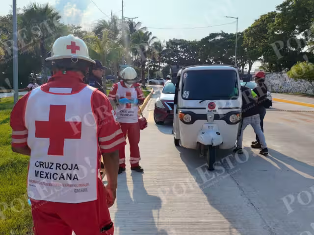 Una mujer resultó lesionada tras un choque entre un taxi y un pochimóvil en la colonia Obrera de Ciudad del Carmen.