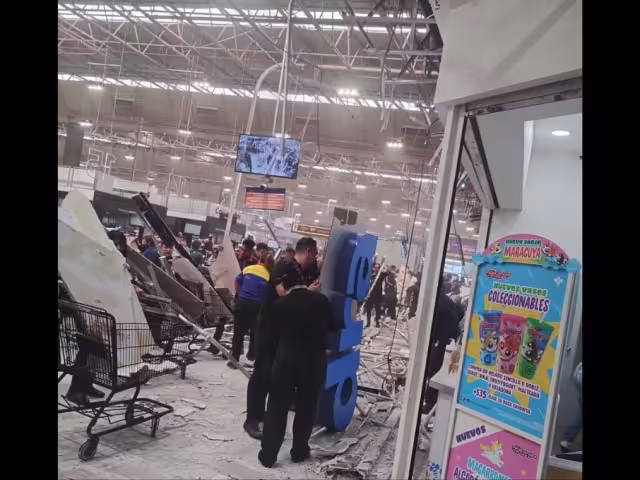 Los paramédicos atendieron a dos personas lesionadas, quienes presentaban golpes y fueron valoradas en el lugar