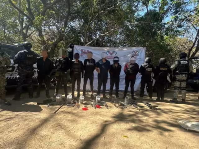 Entre los objetos incautados se encontraron ocho armas largas, dos armas cortas, ocho cargadores y cartuchos de diversos calibres