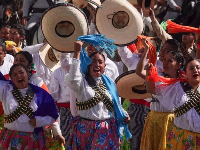 La presidenta de la República, Claudia Sheinbaum encabeza el desfile por el 114 Aniversario de la Revolución Mexicana