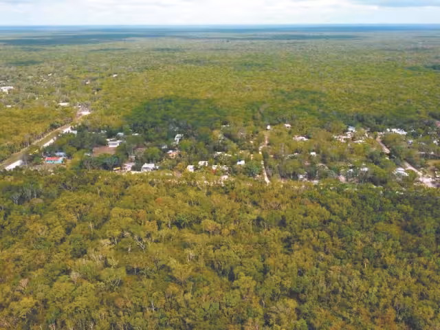 A lo largo de la Costa Maya hay alrededor de 25 asentamientos irregulares; los impulsores se han enriquecido gracias a la venta ilegal de los terrenos. (Fotos: Especial)