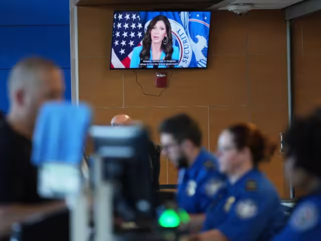 El nuevo reglamento abarca a todos los no ciudadanos, incluidos quienes tienen visa