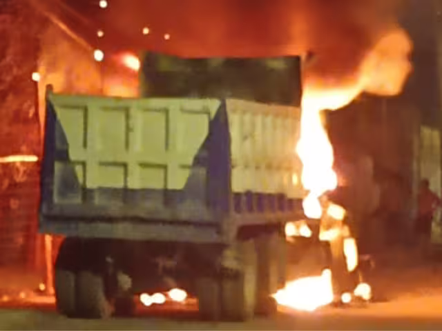 Camión calcinado en Tulum; autoridades investigan posible causa intencional