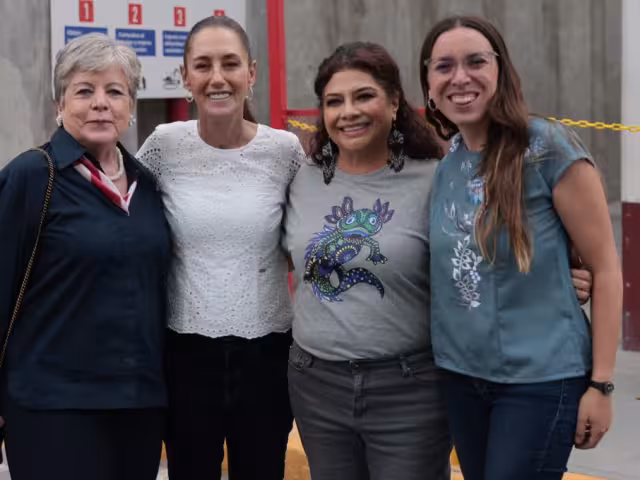 La presiudenta Claudia Sheinbaum Pardo, acompañada por Alicia Bárcena, titular del Medio mabiente y Clara Brugada, jefa de Gobierno de la Ciudad de México