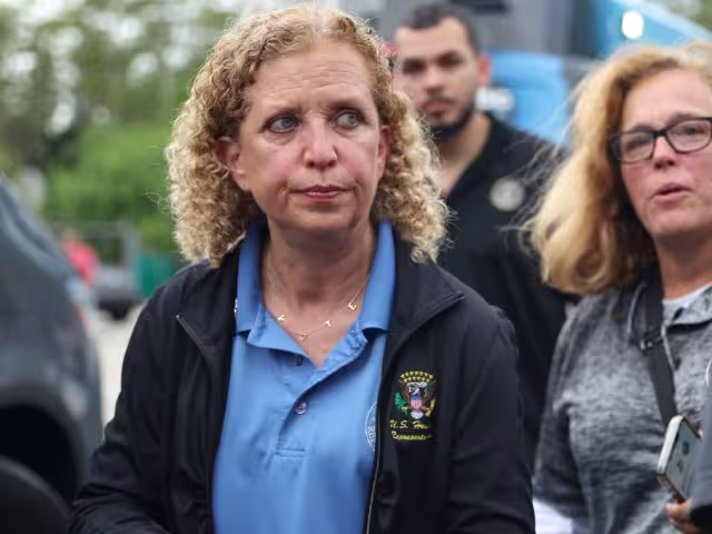 La congresista federal Debbie Wasserman Schultz relató que en algunas jaulas se concentra hasta a 32 personas