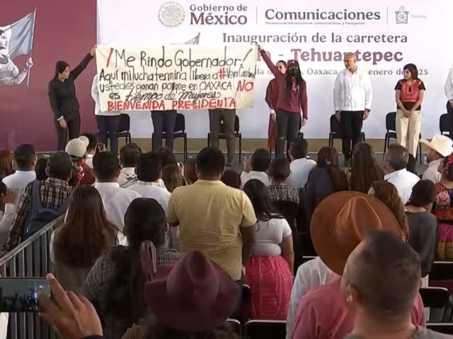 María Elena  Ríos tomó el escenario principal para acusar al gobernador, Salomón Jara, de presuntamente permitir la libertad de Juan Vera Carrizal