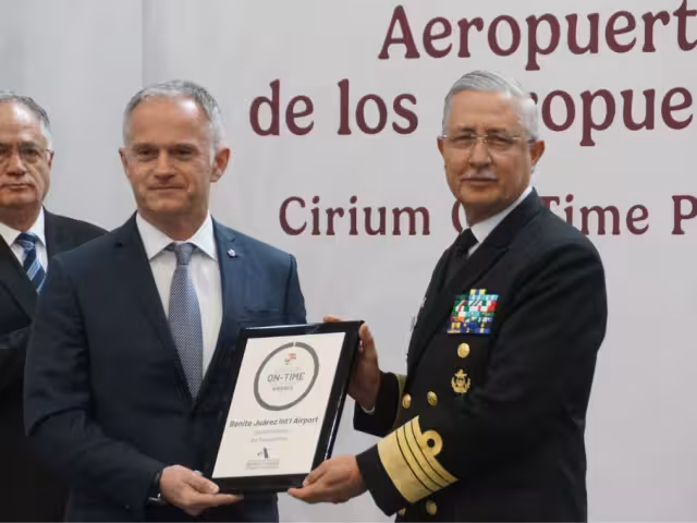 El almirante Francisco Escamilla, Oficial Mayor de la Marina, recibió el reconocimiento en nombre de la Semar