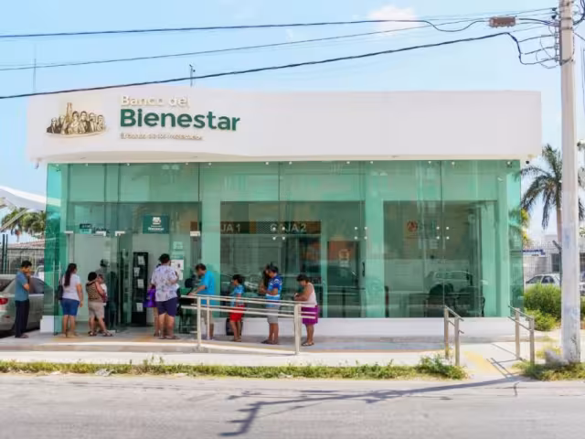 La economía mexicana ha experimentado un cambio significativo, enfocándose en un modelo de austeridad, economía moral y programas de bienesta