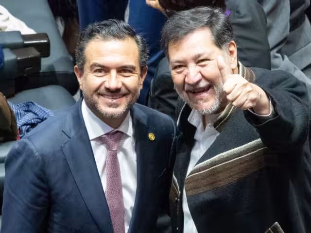 Senador Miguel Ángel Yunes Márquez junto al presidente de la Mesa Directiva del Senado, Gerardo Fernández Noroña.