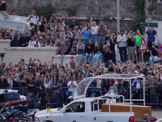 El féretro del pontífice, transportado en uno de los tradicionales papamóviles utilizados en sus viajes apostólicos, inició su recorrido a las 12:30 horas locales