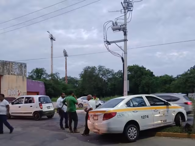 Taxi choca contra vehículo particular en Chetumal