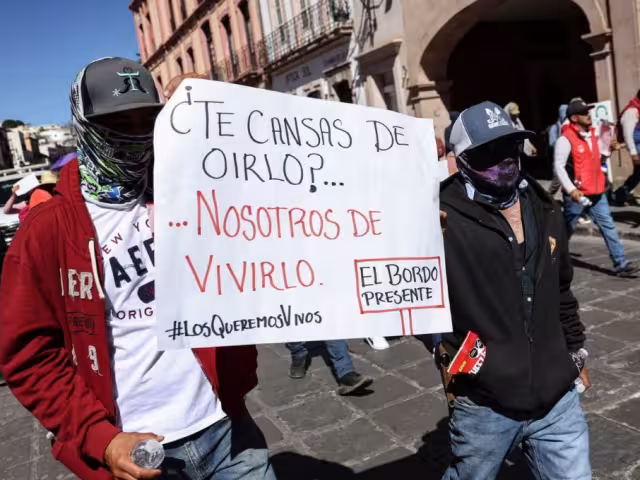 Durante la protesta, los agricultores portaron pancartas con diferentes consignas