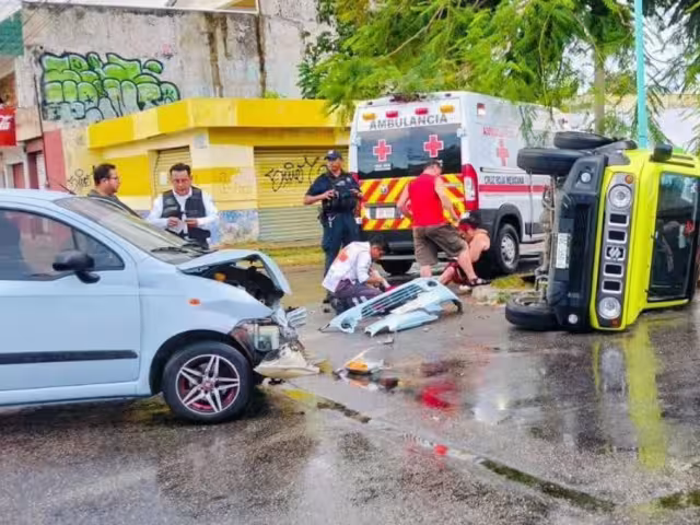 Percance vial provoca la volcadura de un auto en Chetumal