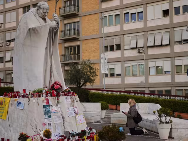 La Santa Sede informó que el pontífice permanece estable y que su respuesta a la terapia farmacológica ha sido favorable