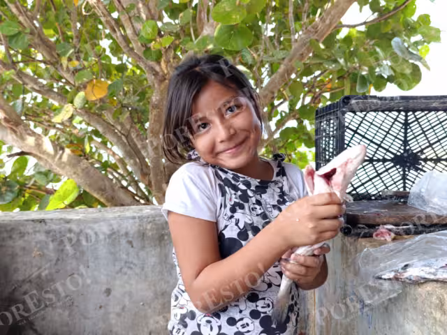 La pequeña disfruta trabajar con su familia en Semana Santa