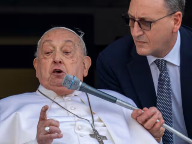 La comunidad católica y observadores internacionales permanecen atentos a la evolución de la salud del Papa Francisco
