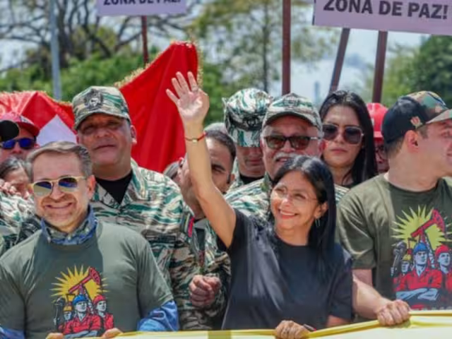 Delcy Rodríguez, vicepresidenta ejecutiva de Venezuela (de negro)