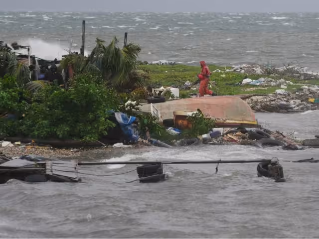 El Huracán Melissa ya ha dejado lluvias acumuladas de entre 3.8 y 7.6 metros, con máximos de hasta 10 metros,