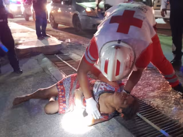 La mujer fue auxiliada por paramédicos de la Cruz Roja