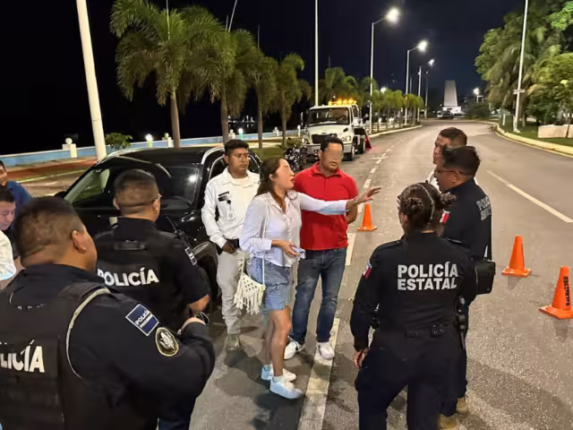Cinco detenidos y seis vehículos asegurados tras operativo vial en el malecón